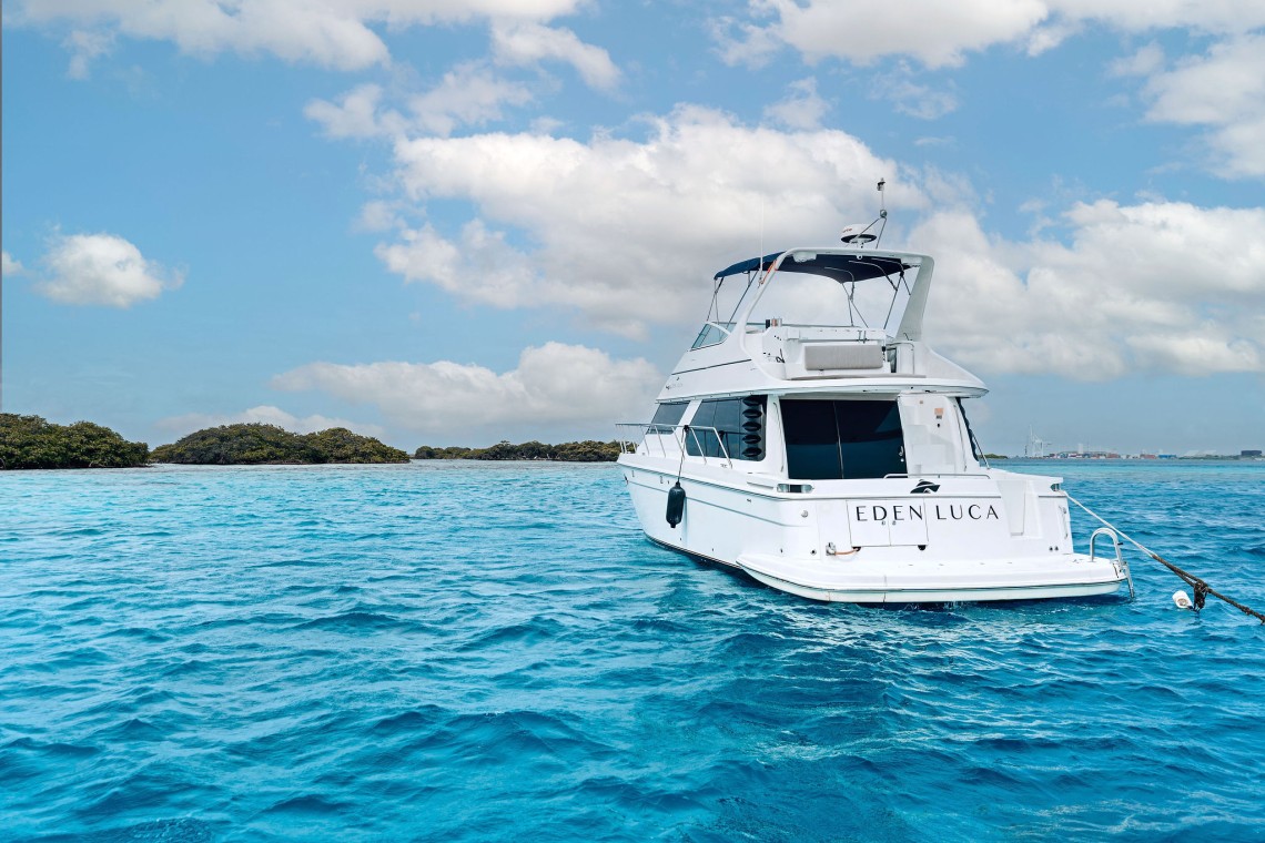 luxury-private-yacht-rental-in-aruba-aruba-hostess